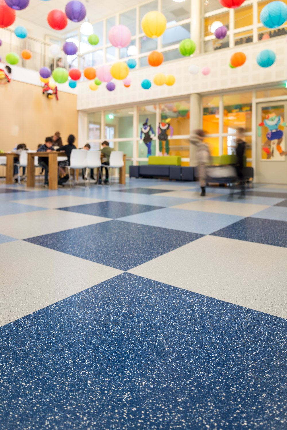 Los revestimientos llevan color a las escuelas
